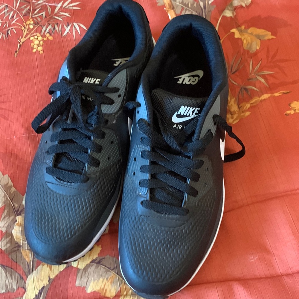 Golf shoes
